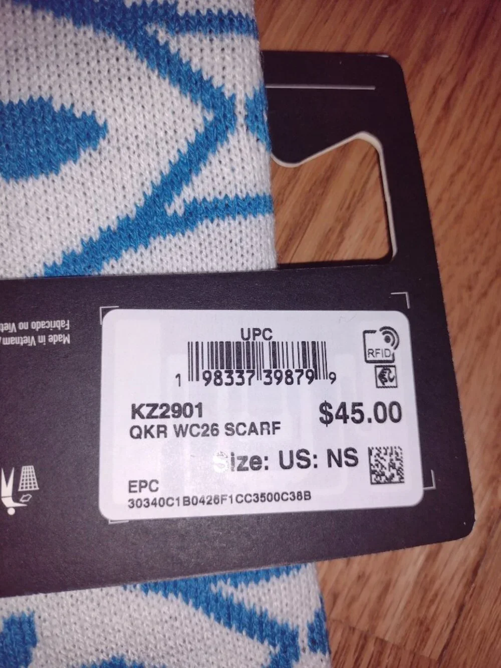 NWT FIFA World Cup 26 Scarf, Quaker branded, very heavy/thick and warm